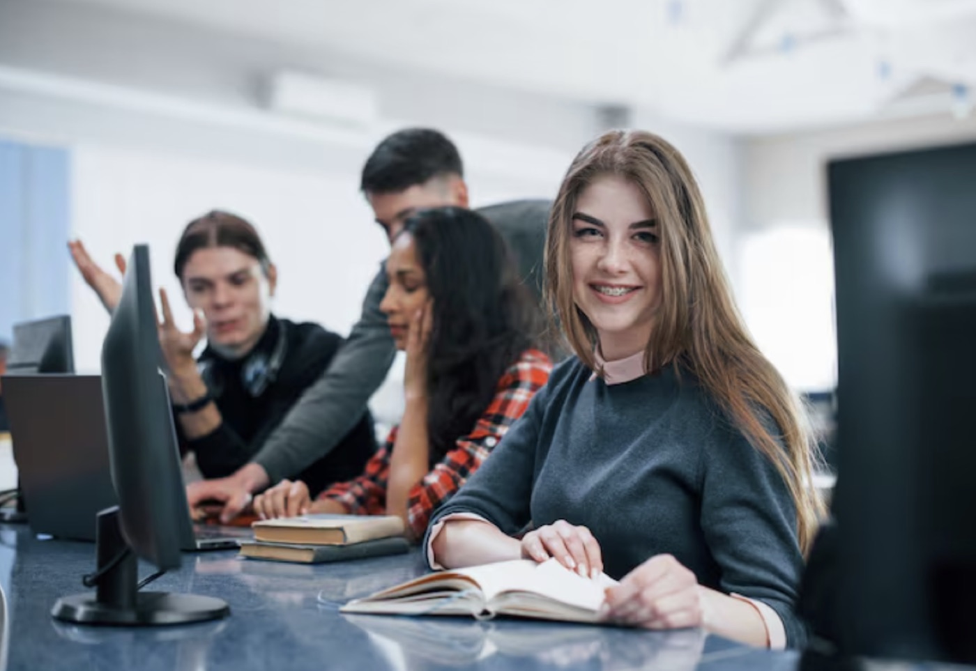 Jovens em formação profissional com IA